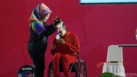 Wakil Ketua Umum Indonesia Asian Para Games 2018 (INAPGOC) Sylviana Murni menyerahkan medali perak kepada Ni Nengah Widiasih.