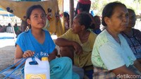 Pelajar lainnya, Cita bahkan ingin segera kembali ke sekolah. Dia juga ingin tahu kabar teman-temannya di SDN Inpres II, Tobo, Palu. Tak hanya fokus belajar, Cita juga rajin membantu kebutuhan pengungsi. Dia sering mengambil air di sungai yang tak jauh dari lokasi pengungsian.(Ahmad Bil Wahid/detikcom)