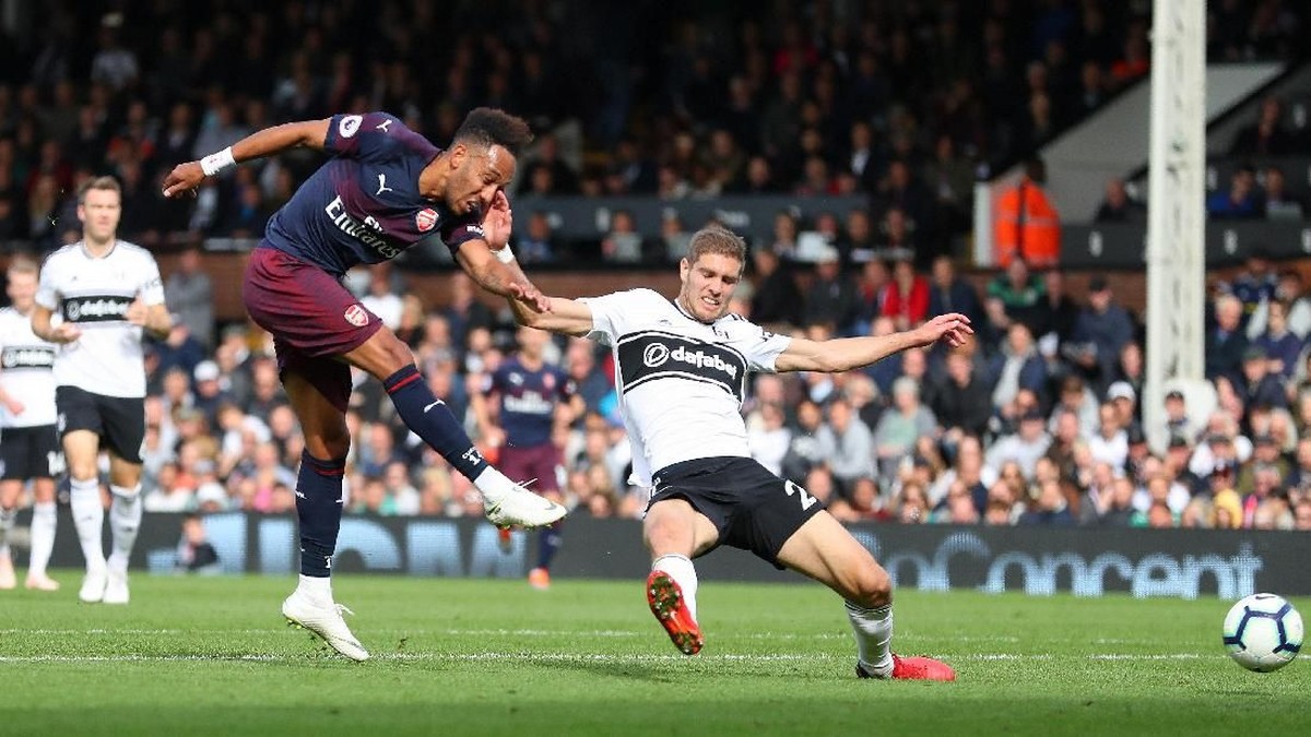 Aksi Pierre-Emerick Aubameyang saat Fulham vs Arsenal di Liga Inggris. (Foto: Catherine Ivill/Getty Images)