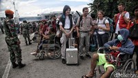 Beberapa turis terlihat di antara warga yang akan mengungsi.