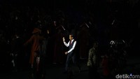 usai memanah Jokowi kemudian kembali ke tribun Royal Box Stadion GBK. 