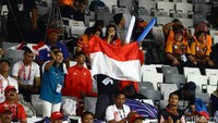 Mereka juga mengibarkan bendera merah putih sebagai bentuk dukungan kepada tim bulutangkis beregu putra yang bertanding melawan Malaysia.