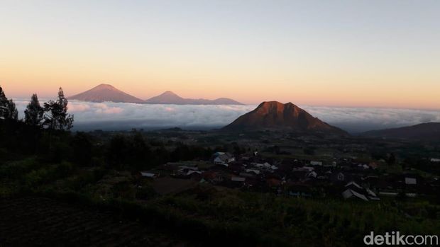 Gunung Andong di Magelang, dilihat dari Pos Cuntel Merbabu