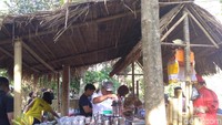 Foto: Mereka membersihkan bantaran, gulma-gulma, pohon-pohon yang semrawut dan ada tumpukan bahan bangunan diratakan. Di sini tadinya air tidak bisa jalan karena penuh sampah dan timbunan sampah. Juga telah ada warung makanan di kawasan ini. (Aditya Mardiastuti/detikTravel)