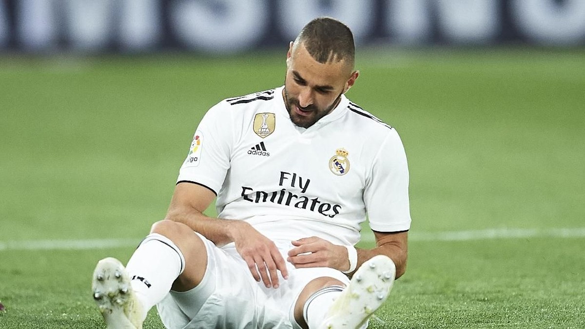 Karim Benzema mendapat cedera di laga kontra Alaves (Juan Manuel Serrano Arce/Getty Images)