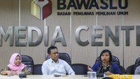Migrant Care mempunyai data berbeda dengan Pokja Pemilu Luar Negeri soal jumlah WNI yang berada di luar negeri. Migrant Care menyebut jumlah WNI yang bekerja di luar negeri mencapai 9 juta orang.