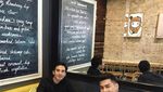Gantengnya Thanavat Vatthanaputi Saat Ngopi dan Makan Es Krim