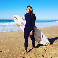 Peselancar Maya Gabeira secara resmi memegang rekor dunia untuk gelombang tinggi 68 kaki atau sekitar 20 meter yang pernah diraih oleh peselancar wanita di sebuah kompetisi di Nazare, Portugal. Foto: dok. Instagram Maya Gabeira