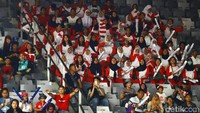 Para pendukung Indonesia datang dengan membawa bendera merah putih berukuran kecil.