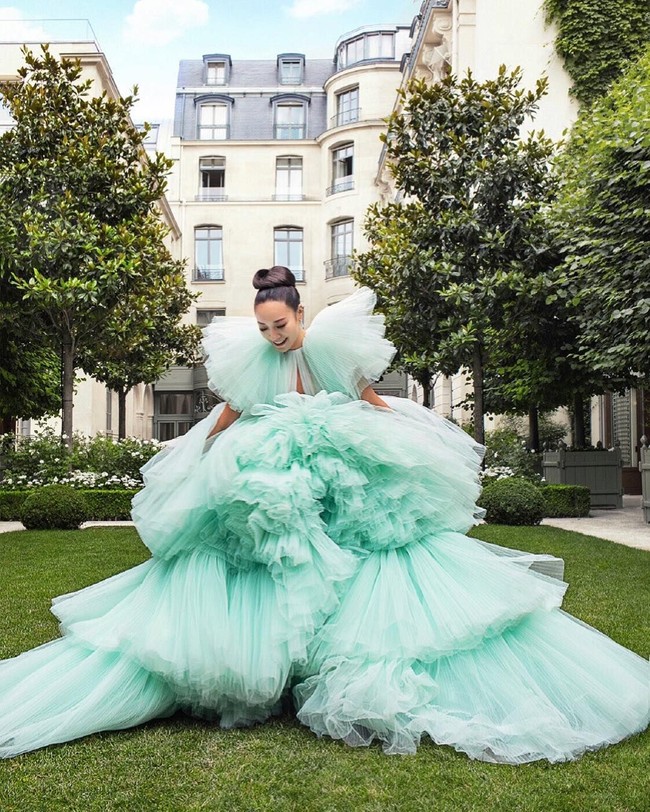 Inilah pemotretan bertema Crazy Rich Asian bersama Harpers Bazaar di Paris. Foto: dok. Instagram (xoxofei)