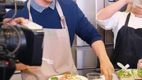  Wih! Pope beraksi di dapur layaknya chef nih. Meski kelihatan professional, ia mengaku sarung tangan memasaknya sempat rusak.Foto: Instagram @popezaap