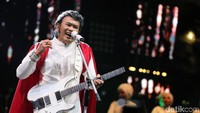 Hits-hits Rhoma Irama langsung menghajar malam Minggu. Synchonize Fest 2018 pun makin berdendang setelah NDX AKA yang juga mengajak penonton bergoyang. Foto: Rhoma Irama di Synchronize Fest 2018 / Hanif Hawari