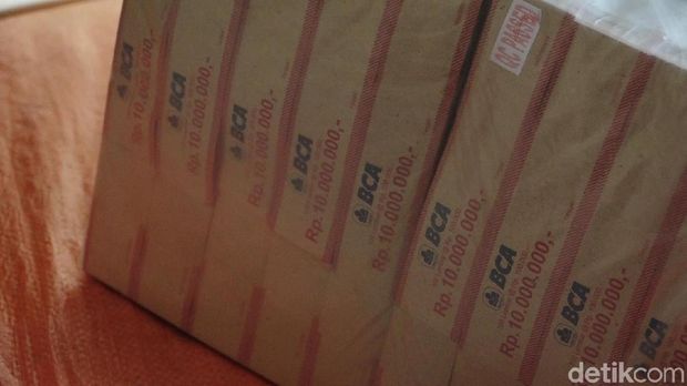 Peket Misterius Berisi Uang Dititip ke Ibu-ibu di Mamuju