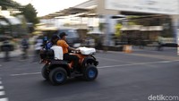 Polisi hilir mudik memantau kawasan Bali Nusa Dua Convention Center.