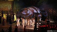 Patung komodo melambangkan pesona Indonesia.