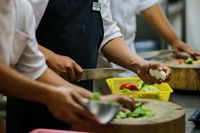 Dituduh Sebarkan Bakteri E-Coli di Makanan Tamu, Chef Ini Dipecat