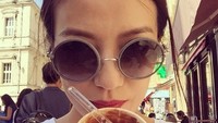 Ia juga sukses mengambil hati banyak pencinta drama Mandarin di Indonesia lewat serial berjudul Kabut Cinta. Meski tak semuda dulu, wajah Vicky Zhao masih segar dan rupawan. Foto: Instagram vicki_zhaowei