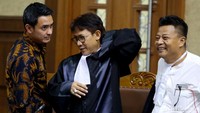 Dalam perkara ini, Zumi disebut menerima gratifikasi dengan total nilai Rp 44 miliar. Dia juga didakwa memberi suap atau duit ketok kepada sejumlah anggota DPRD Jambi senilai Rp 16,490 miliar. Duit suap itu diduga terkait pengesahan RAPBD Jambi 2017 dan 2018.