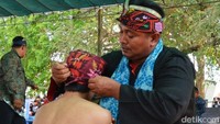 Caranya dengan berpegangan pada selendangkan yang diikatkan pada bagian tubuh. Bahkan panitia juga mewajibkan bagi peserta pria harus telajang dada. Tak hanya itu, pegulat yang memiliki jari kuku yang panjang harus dipotong terlebih dahulu tampa terkecuali (Deni Prastyo Utomo/detikTravel)