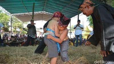 Potret Gulat Okol yang Jadi Olahraga Tradisional di Surabaya