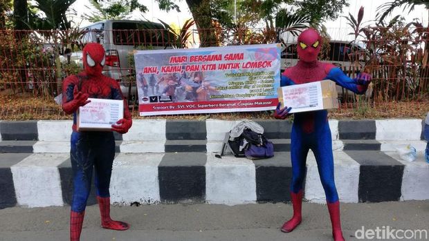 Mereka juga mengumpulkan dana pakai kostum superhero