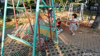 Ruang Publik Terbuka Ramah Anak (RPTRA) menjadi salah satu program yang menjadi perhatian Pemprov DKI Jakarta. Sejumlah RPTRA pun didirikan untuk memberikan fasilitas bermain bagi anak dan juga untuk menyediakan ruang terbuka hijau bagi warga Jakarta.
