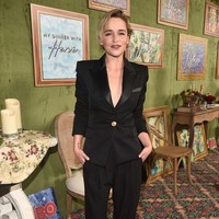 Mengusung gaya maskulin dalam balutan setelan, Emilia tetap terlihat seksi. Ia tampil dengan blazer tanpa dalaman. (Foto: Getty Images)