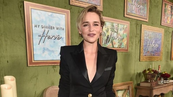 Foto: Gaya Seksi Emilia Clarke, Berjas Maskulin Tanpa Dalaman