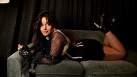 Camila Cabello memang mempertahankan gaya sebagai penyanyi Havana yang seksi. Foto: Matt Winkelmeyer/Getty Images for Gold Music