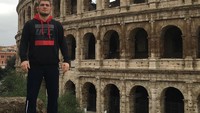 Menjadi pegulat, membuat pria dari Rusia ini berkesempatan keliling dunia. Begini gayanya saat di Colosseum, Roma (Instagram/khabib_nurmagomedov)