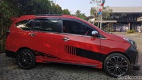Saat ditemui detikOto Sapto bercerita ia hanya mengupgrade beberapa aksesori tambahan dan menaikkan pelek menjadi ukuran 17 inci di mobilnya tersebut. Biaya untuk modifikasi pelek itu pun memakan biaya kurang lebih Rp 10 juta. Bicara soal eksterior, Toyota Calya berkelir merah ini hanya diberi tambahan berupa body kit grill depan dan bumper belakang, serta spoiler yang tak terlalu mencolok di bagian belakang.