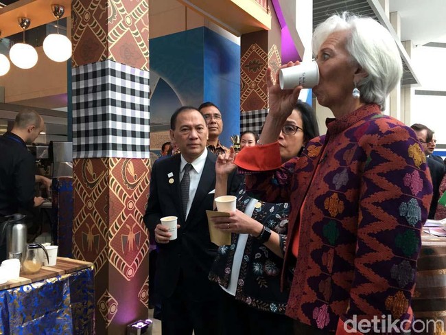 Bersama Menteri Keuangan Sri Mulyani menyeruput kopi Indonesia saat berada di Amerika Serikat. Christine mencuri atensi dengan jaket tenun penuh warna. Foto: Detikcom