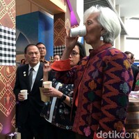Bersama Menteri Keuangan Sri Mulyani menyeruput kopi Indonesia saat berada di Amerika Serikat. Christine mencuri atensi dengan jaket tenun penuh warna. Foto: Detikcom