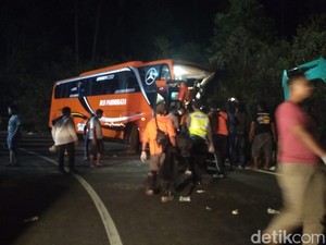 Sebelum Tabrak Tebing, Bus Peziarah Hampir Seruduk Minimarket
