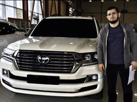 Salah satu koleksi mobil Khabib, Toyota Land Cruiser J200