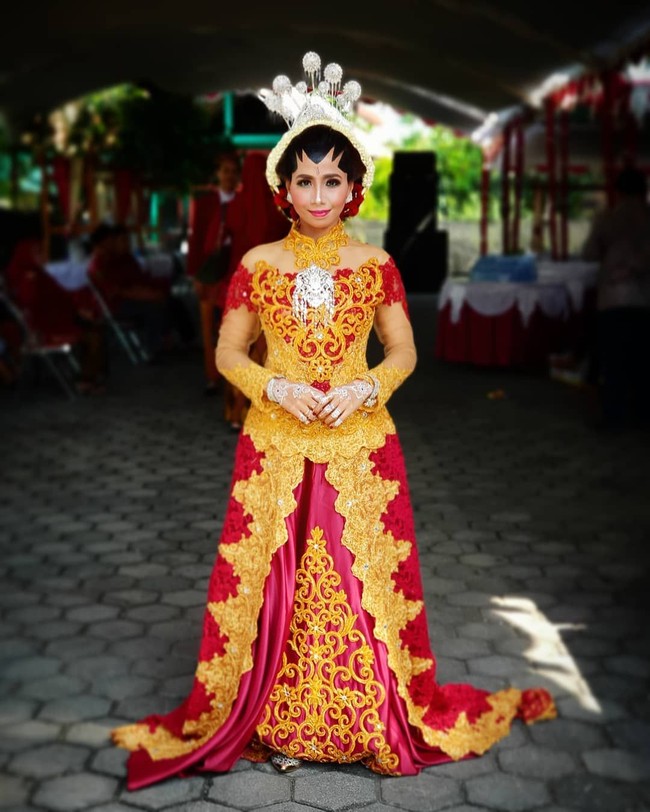 Wanita asal Indonesia yang tinggal di Singapura bersama suaminya, Don Kasunjith, itu  menjadi model olahraga dan lingerie, sebelum diminta berjalan di atas catwalk sebagai bagian dari Singapore Fashion Runway. Foto: Instagram @ kazzrozza