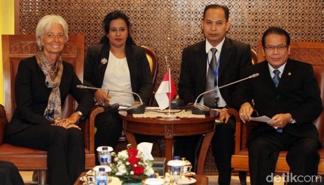 Scarf panjang motif batik di leher kembali jadi kunci penampilannya kali ini. Foto: Detikcom