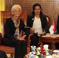 Scarf panjang motif batik di leher kembali jadi kunci penampilannya kali ini. Foto: Detikcom