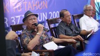 Ketua Pansus ORI Bagir Manan memberikan paparannya.
