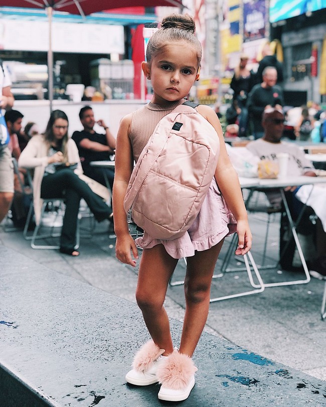 Taylen selalu mengikuti tren mode dunia, mulai dari kacamata statement sampai fanny pack. Foto: Dok. Instagram @TaylenBiggs