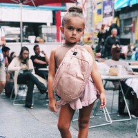 Taylen selalu mengikuti tren mode dunia, mulai dari kacamata statement sampai fanny pack. Foto: Dok. Instagram @TaylenBiggs