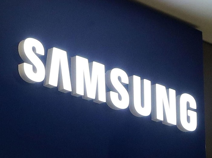 Logo Samsung, Ilustrasi Samsung on January 12, 2017 in Seoul, South Korea. The independent counsel team investigating the peddling scandal involving South Korean President Park Geun-hye and her confidant Choi Soon-sil summoned Samsung Group Vice Chairman Lee Jae-yong for questioning on charges of perjury as he allegedly lied about the money Samsung donated to Choi through multiple channels in the parliamentary hearings last month.