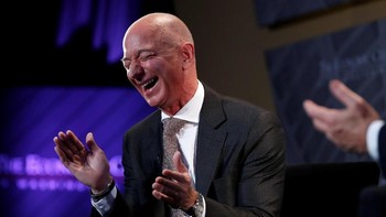Jeff Bezos sekarang memiliki kekayaan USD 160 miliar atau setara Rp 2.442 triliun dengan kurs USD 1 sama dengan Rp 15.196 per hari ini. Ia merupakan orang terkaya di dunia, jauh meninggalkan posisi kedua yakni Bill Gates yang hartanya di kisaran USD 97 miliar. Foto: Reuters