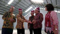 Komisaris Utama PT Sarana Bandar Nasional Pelni Logistic Harry Boediarto didampingi Direktur Utama Suharyanto dan jajarannya meninjau gudang baru usai diresmikan di Banyuwangi, Jawa Timur. Foto: dok. Pelni
