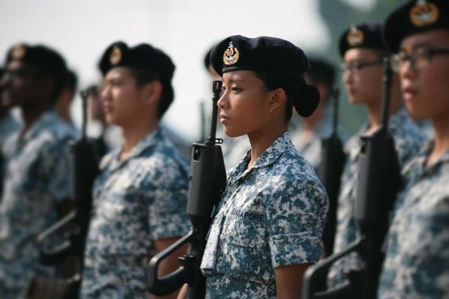 Mantan operator sitem kelautan ini menjadi terkenal setelah ia menjadi model majalah pada 2015. Ia pun meninggalkan angkatan laut untuk belajar teknik mesin di National University of Singapore. Foto: Instagram @xclarieacaciateo