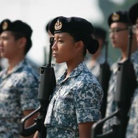 Mantan operator sitem kelautan ini menjadi terkenal setelah ia menjadi model majalah pada 2015. Ia pun meninggalkan angkatan laut untuk belajar teknik mesin di National University of Singapore. Foto: Instagram @xclarieacaciateo