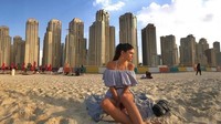 Foto: Linda, pantai dan kemewahan gedung-gedung pencakar langit Dubai di belakangnya. Linda sering berpergian juga dalam rangka menemani Alonso balapan. (Instagram/@lalindaa)