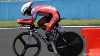 Mantan pebalap supersport itu mencatatkan waktu 28 menit dan 21,835 detik. 