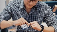 Kalau sakit dan ditemenin dokter begini sih kayaknya bisa langsung sembuh ya. Apalagi kalau ditemani minum obat segala. Foto: instagram @adityaspratama