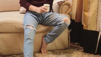 Bukan hanya bermodal tampang saja, Aditya juga dikenal punya otak yang cerdas. Lulusan Fakultas Kedokteran YARSI, Jakarta ini juga punya hobi baca. Ini posenya saat membacaa buku sambil menikmati segelas minuman. Foto: instagram @adityaspratama